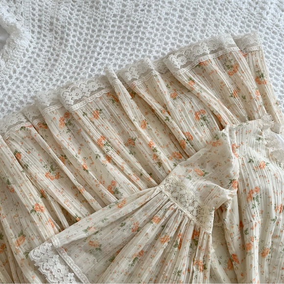 Floral Bell Sleeve Top - Picture 4 of 5